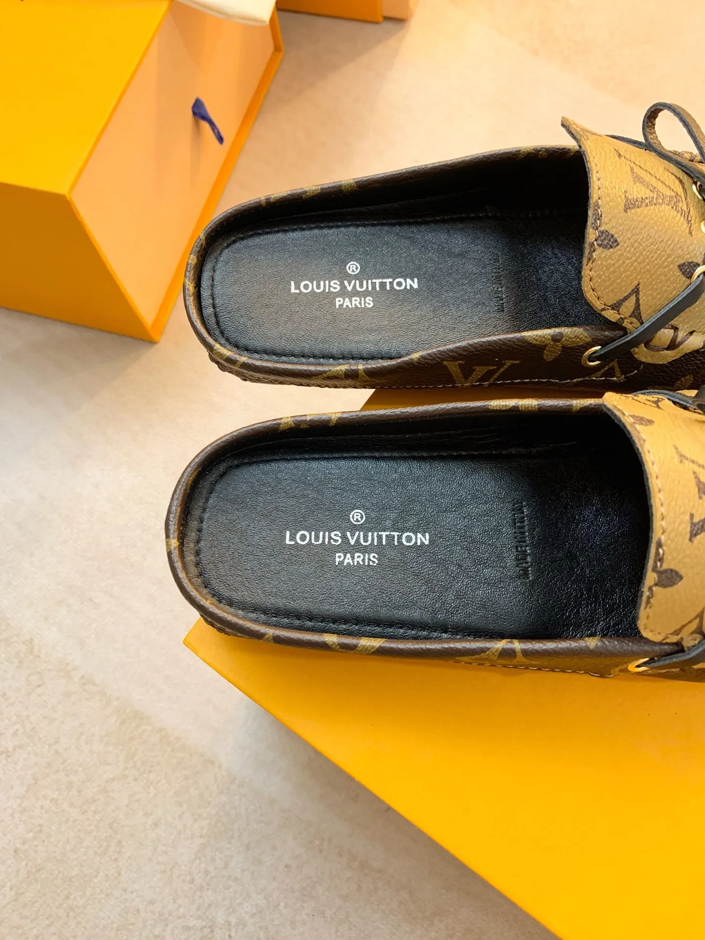 p460💰Couple model❤️🇫🇷 𝙇𝙤𝙪𝙞𝙨 𝙑𝙪𝙞𝙩𝙩𝙤𝙣 🇫🇷Louis Vuitton 2023 Classic𝓛𝓿 𝓣𝓻𝓪𝓲𝓷𝓮𝓻 Sports Series ➪➪➪¯ [Arizona Doudou Shoes Series] ▪️▪️▪️Arizona slip-on shoes are made of Monogram Eclipse canvas. Its hand-painted and dyed edges and hand-sewn uppers fully demonstrate Louis Vuitton's traditional shoemaking craftsmanship. This slip-on shoe is very lightweight. The integrated tongue and upper make it particularly comfortable and flexible. The soft outsole is equipped with rubber padding. Decorated with matching sash. Detailed features: ☑️Monogram Eclipse canvas ☑️Black Eclipse pattern ☑️Hand-painted shoe edges ☑️Hand-sewn uppers (each pair takes time to process) ☑️Integrated tongue and upper construction ☑️Outsole equipped with rubber lining ☑️size: 35_46